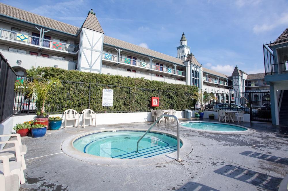 Castle Inn And Suites Anaheim Exterior photo